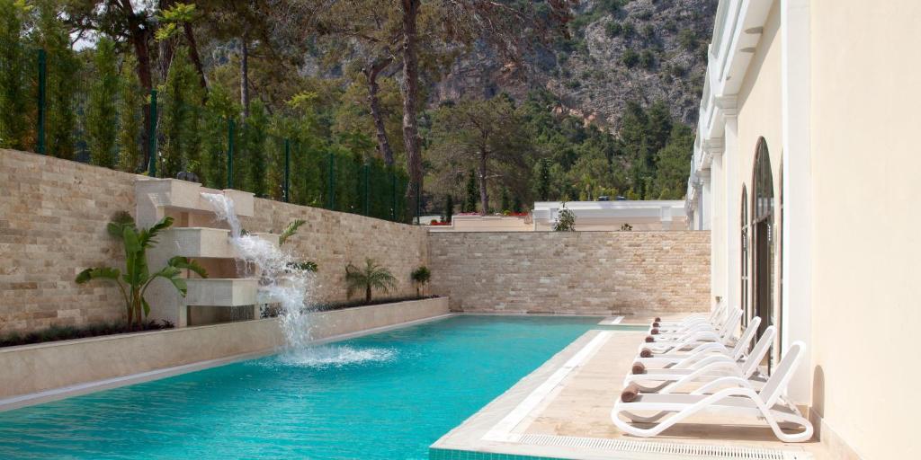 25-استخر-هتل-5-ستاره-جوجو-پریمیر- Juju-Premier-Palace-Pool.jpg