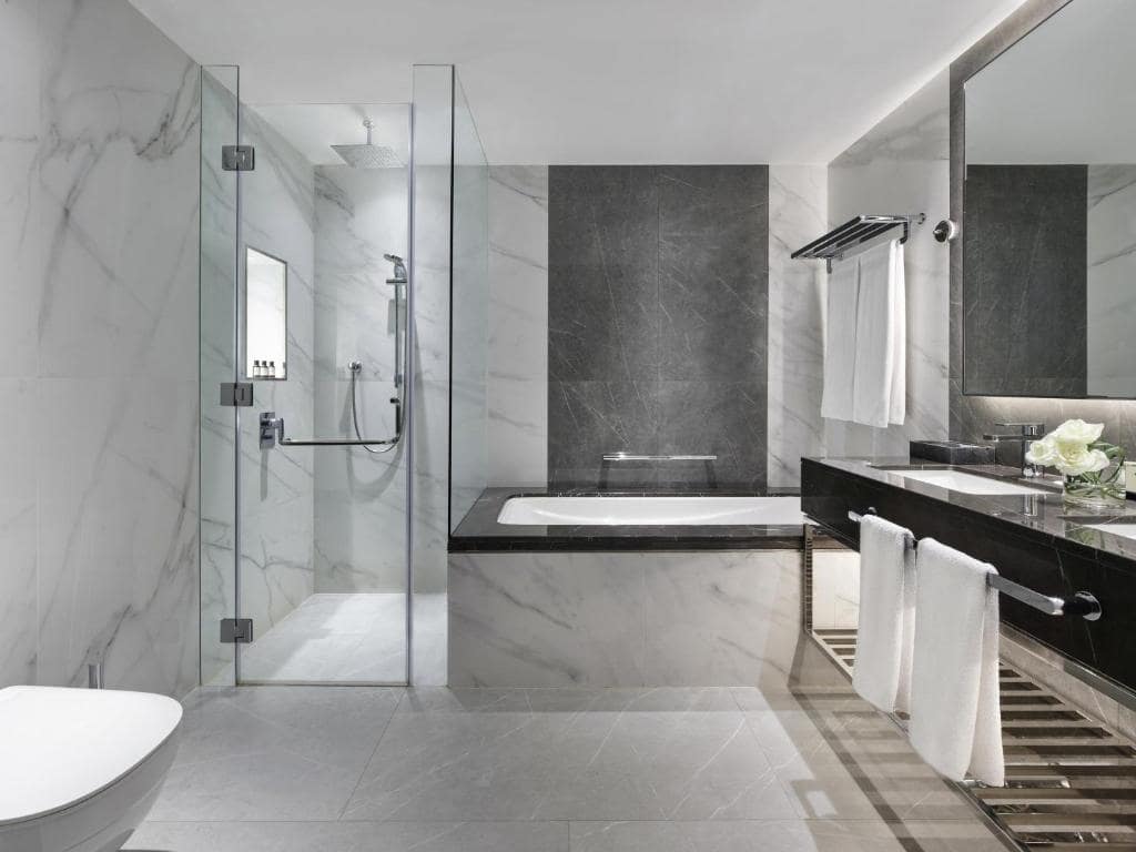 23-سرویس-بهداشتی-هتل-5-ستاره-فیرمونت-عجمان-دبی- Fairmont-Ajman-Dubai-Bathroom.jpg