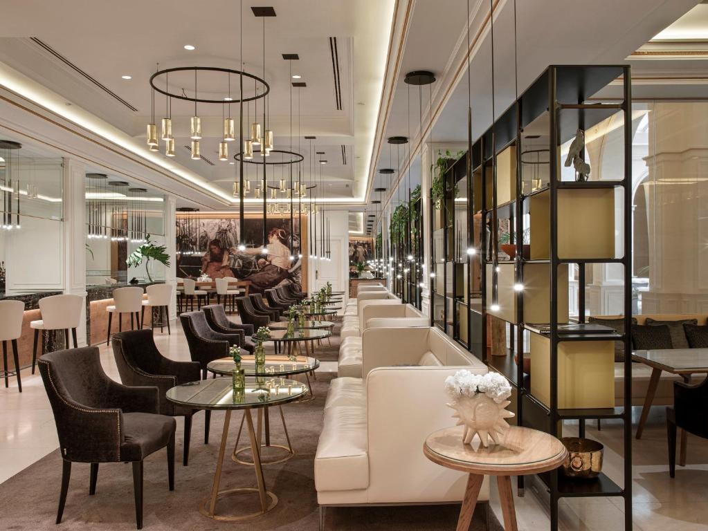 09 رستوران هتل 5 ستاره پالاسیو د لوس دوکس گرن ملیا Palacio de los Duques Gran Meliá.jpg