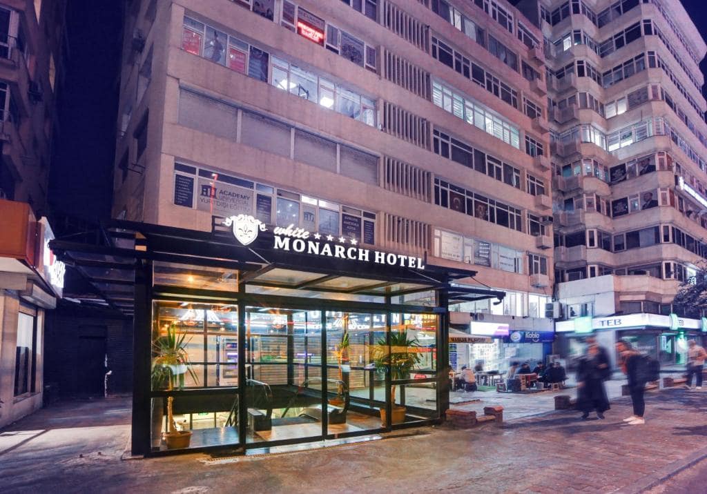 04-نمای-ورودی-هتل-4-ستاره-وایت-مونارچ-استانبول-Entrance-Hotel-4-Setare-White-Monarch-Istanbul.jpg