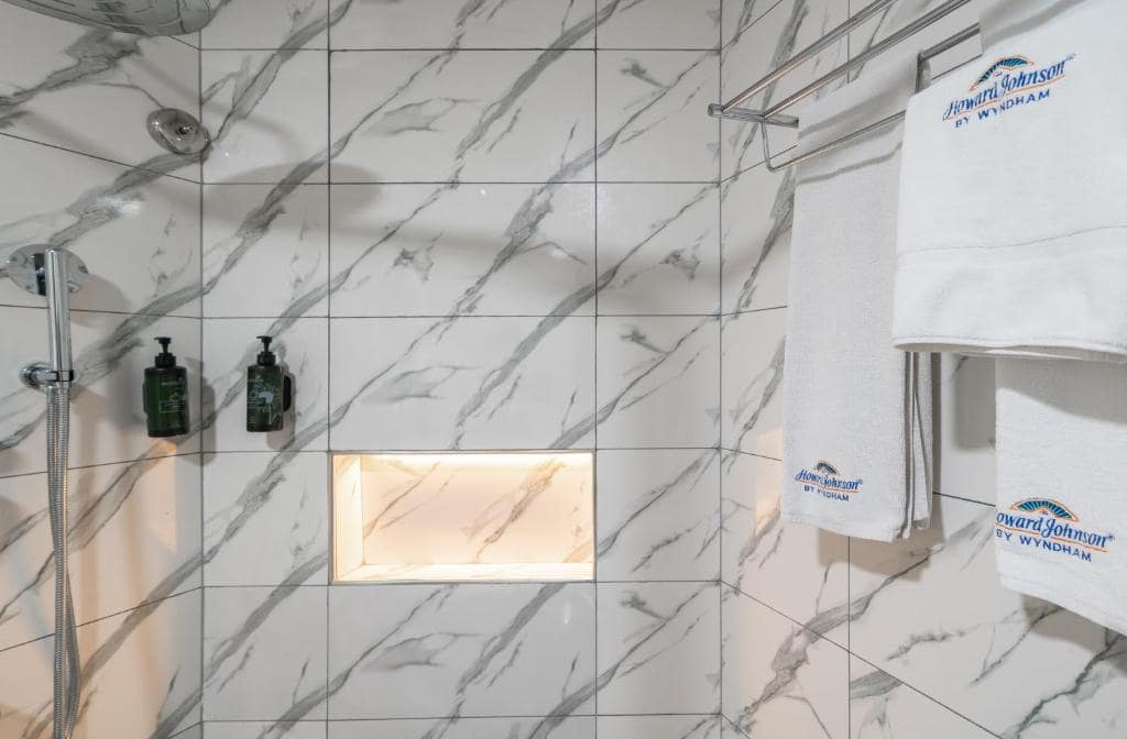 38-سرویس-بهداشتی-هتل-3-ستاره-هاوارد-جانسون-بر-دبی- Howard-Johnson-Bur-Dubai-Bathroom.jpg