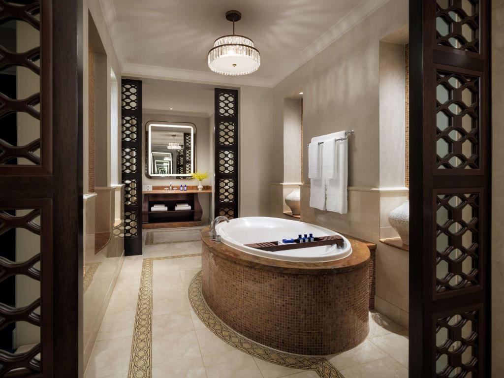 25-سرویس-بهداشتی-هتل-5-ستاره-آتلانتیس-دبی- Atlantis-The-Palm-Bathroom.jpg