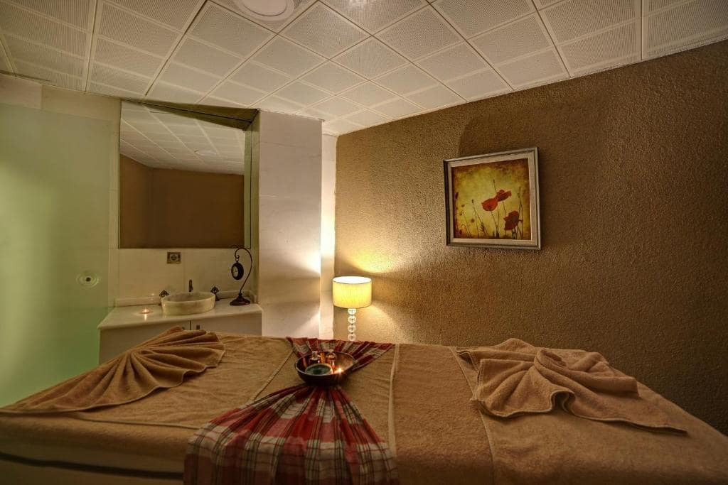07-نمای-اسپا-هتل-4-ستاره-وایت-مونارچ-استانبول-Spa-Hotel-4-Setare-White-Monarch-Istanbul.jpg