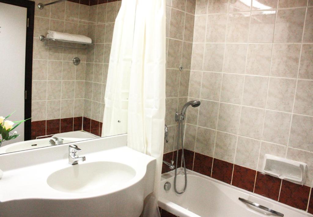 10-سرویس-بهداشتی-هتل-3-ستاره-گرند-می-فیر-دبی- Grand-Mayfair-Hotel-Bathroom.jpg