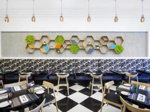 20-رستوران-هتل-3-ستاره-آیبیس-سیتی-سنتر-دبی- Hotel-Ibis-City-Center-Restaurant.jpg