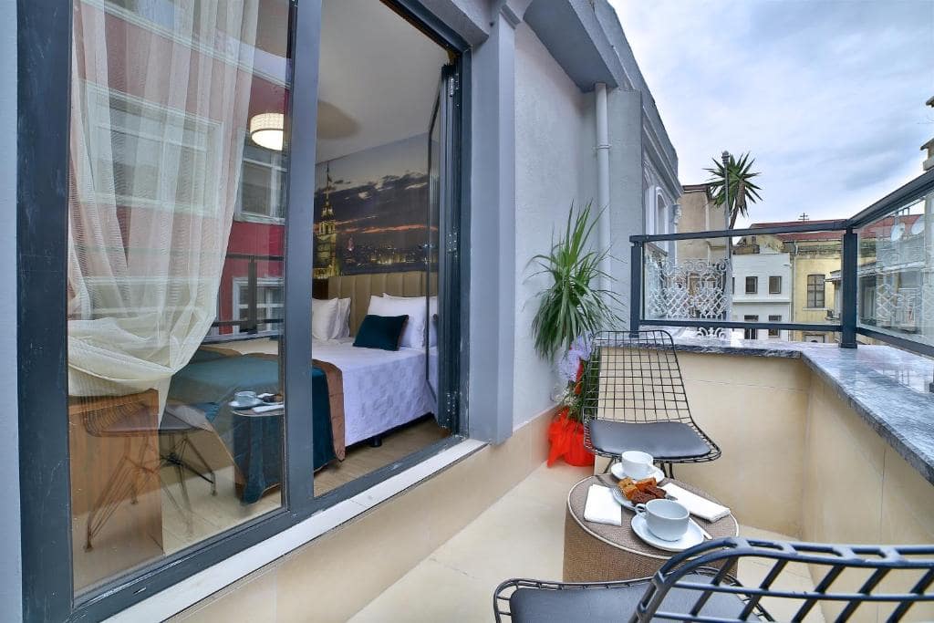هتل-4-ستاره-تانگو-تکسیم-استانبل-تراس-Hotel-4-Setare-Tango-taksim-Terrace-min.jpg