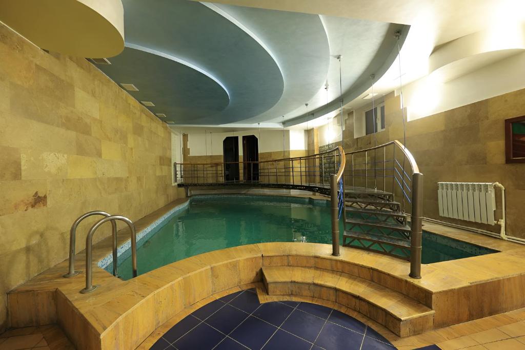 09 استخر هتل 3 ستاره بلا ایروان ارمنستان Hotel Bella Yerevan.jpg
