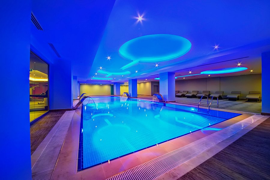 03-نمای-استخر-هتل-5-ستاره-رامادا-بای-ویندهام-مرتر-استانبول-Hotel-5-setare-Wyndham-Pool-Istanbul-min.jpg