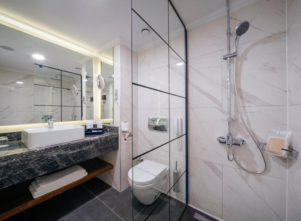 16-سرویس-بهداشتی-هتل-5-ستاره-آستریا-کرملین-پالاس-آنتالیا Asteria-Kremlin-Palace-Bathroom-.jpg