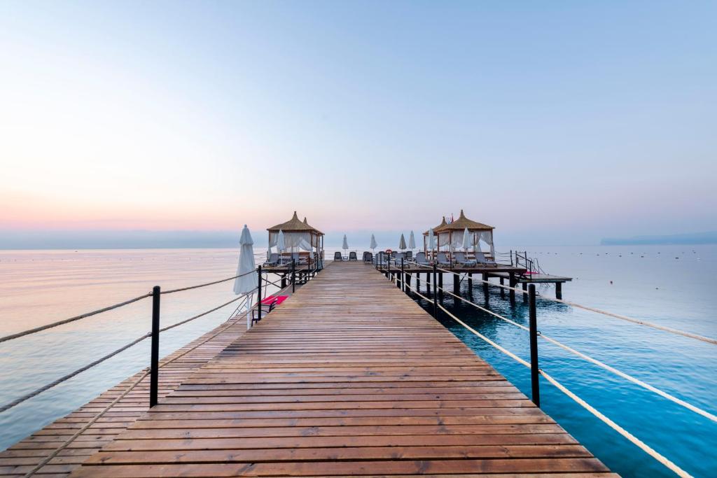 24-ساحل-هتل-5-ستاره-لوکسیا-کامفورت-ریزورت-کمر- Loxia-Comfort-Resort-Kemer-Hotel-Beach.jpg