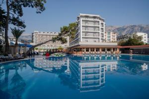 25-استخر-هتل-4-ستاره-فور-ریزورت-اند-اسپا-آنتالیا- Fore-Resort-&-Spa-Hotel-Antalya-Pool.jpg