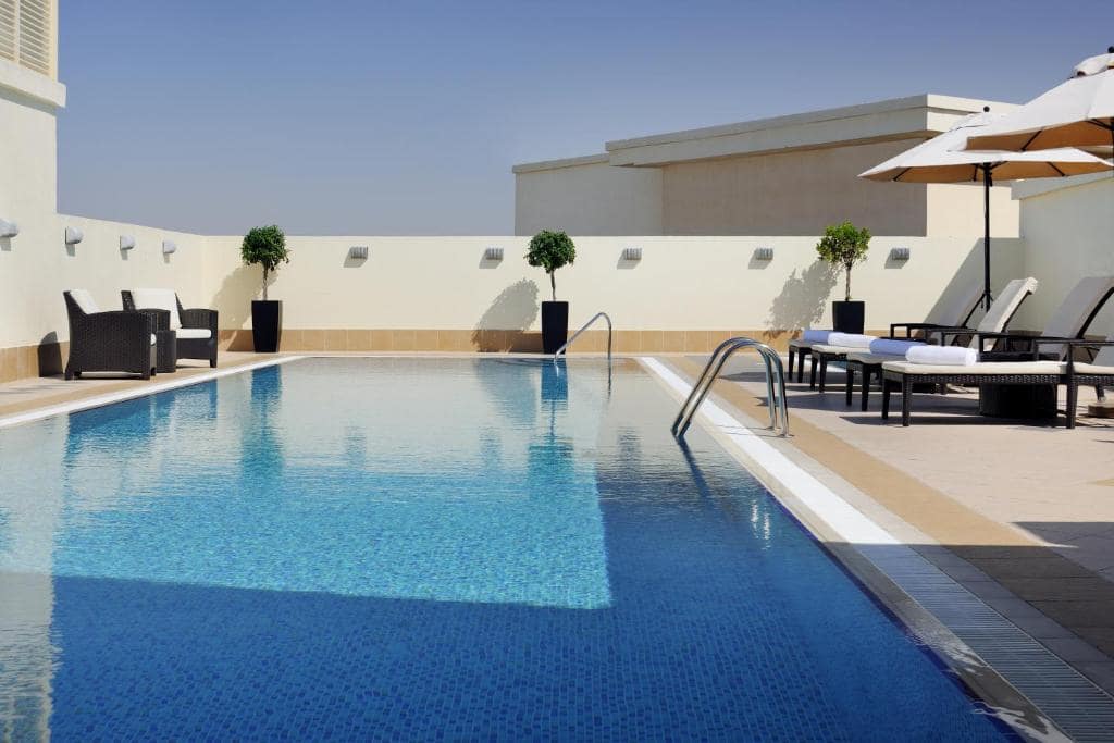 15-استخر-هتل-5-ستاره-آوانی-دیره-دبی- Avani-Deira-Dubai-Hotel-Pool.jpg