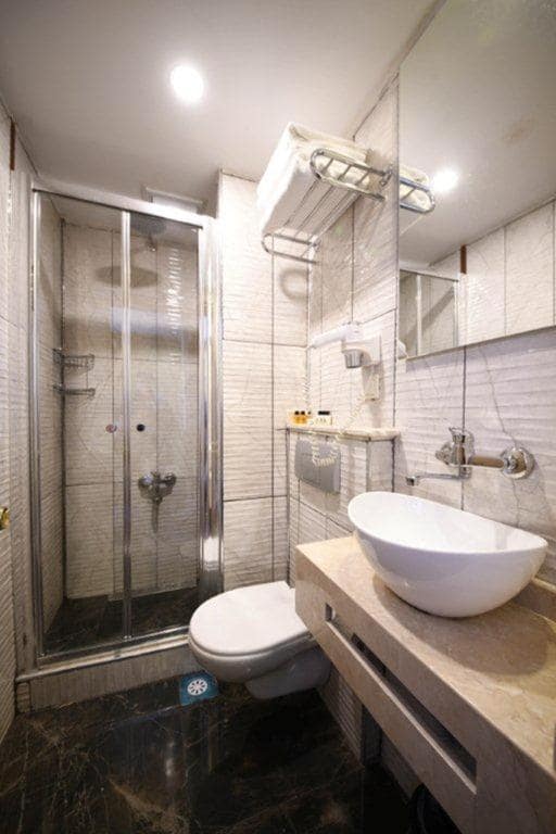03-نمای-سرویس-بهداشتی-حمام-هتل-4-ستاره-پارک-استار-استانبولBathroom-Star-Hotel-Taksim.jpg