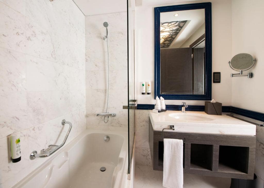 25-سرویس-بهداشتی-هتل-4-ستاره-اج-کریک-ساید-دبی- Edge-Creekside-Hotel-Dubai-Bathroom.jpg