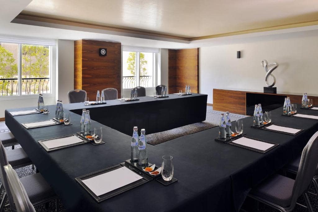 25-اتاق-کنفرانس-هتل-5-ستاره-آوانی-دیره-دبی- Avani-Deira-Dubai-Hotel-Conference-Room.jpg