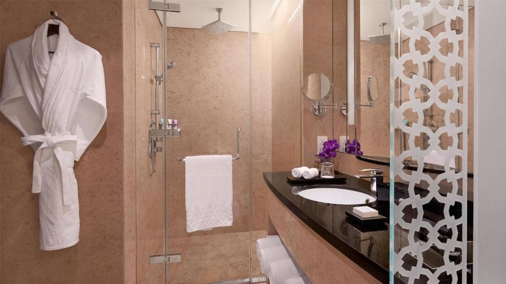 26-سرویس-بهداشتی-هتل-5-ستاره-کنراد-دبی- Conrad-Hotel-Dubai-Bathroom.jpg