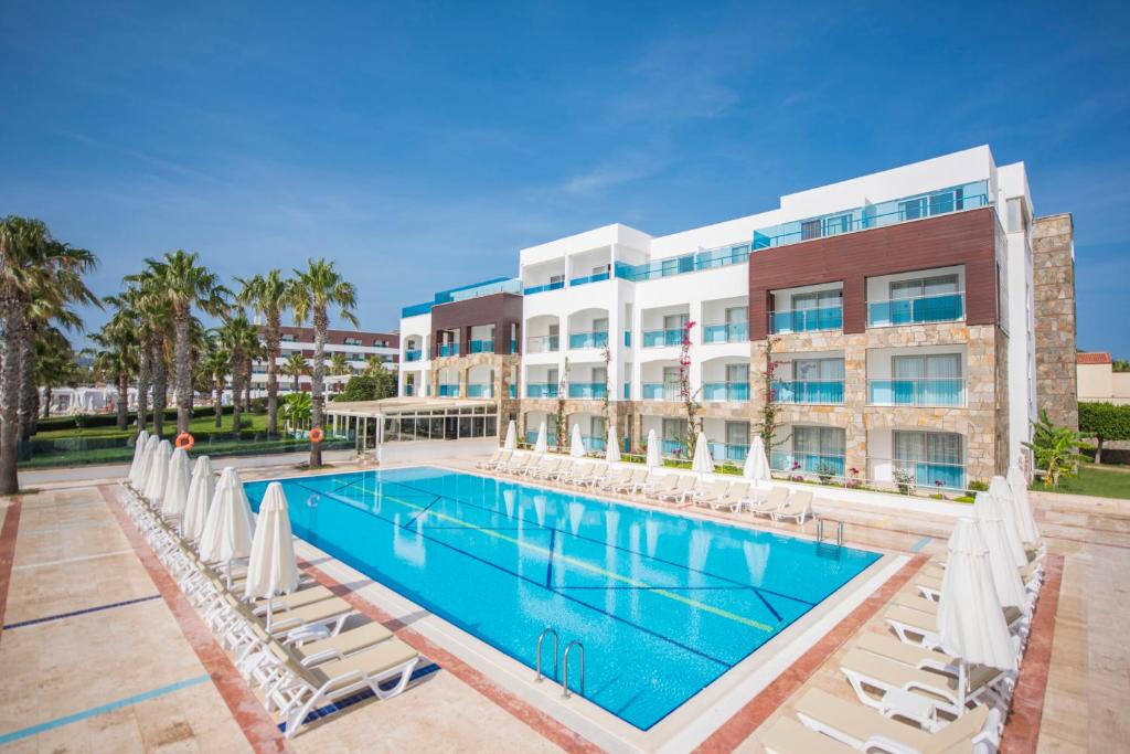10 استخر هتل 5 ستاره آزور بای یلکن بدروم Azure By Yelken Hotel Bodrum.jpg