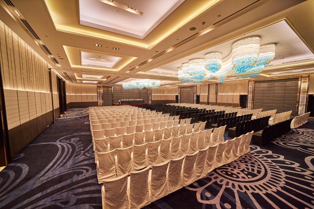 12-سالن-همایش-هتل-5-ستاره-کراون-پلازا-روهینی-دهلی-Crowne-Plaza-Delhi-Rohini-Hotel.jpg