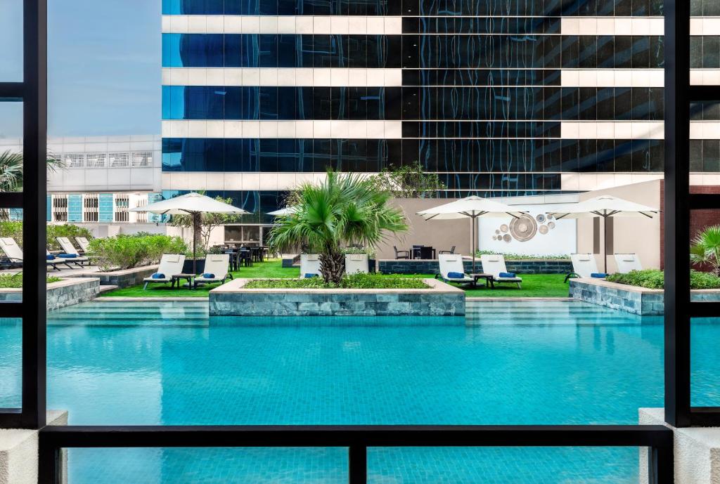 37-استخر-هتل-5-ستاره-د-اچ-دبی- The-H-Dubai-Pool.jpg