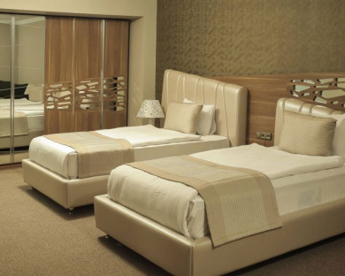 03 اتاق هتل 4 ستاره رویال میلانو وان Royal Milano Hotel Van.jpg