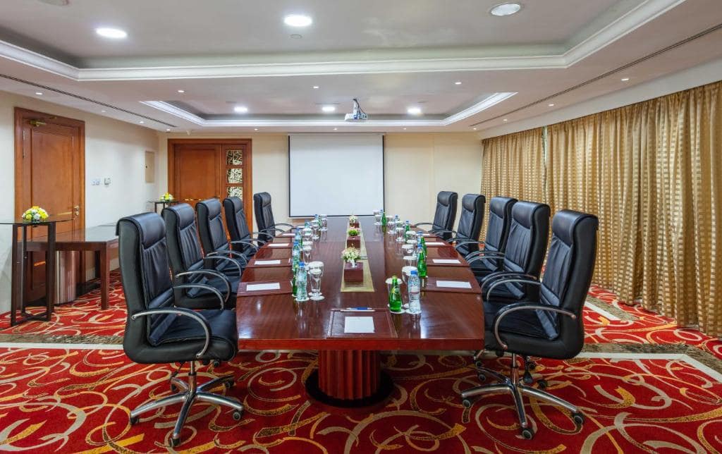 35-اتاق-کنفرانس-هتل-4-ستاره-سیتی-سیزنز-دبی- City-Seasons-Dubai-Conference-Room.jpg