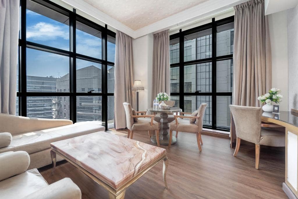 09-اتاق-خواب-هتل4-ستاره-د-لیلا-دبی- The-Leela-Hotel-Bedroom.jpg