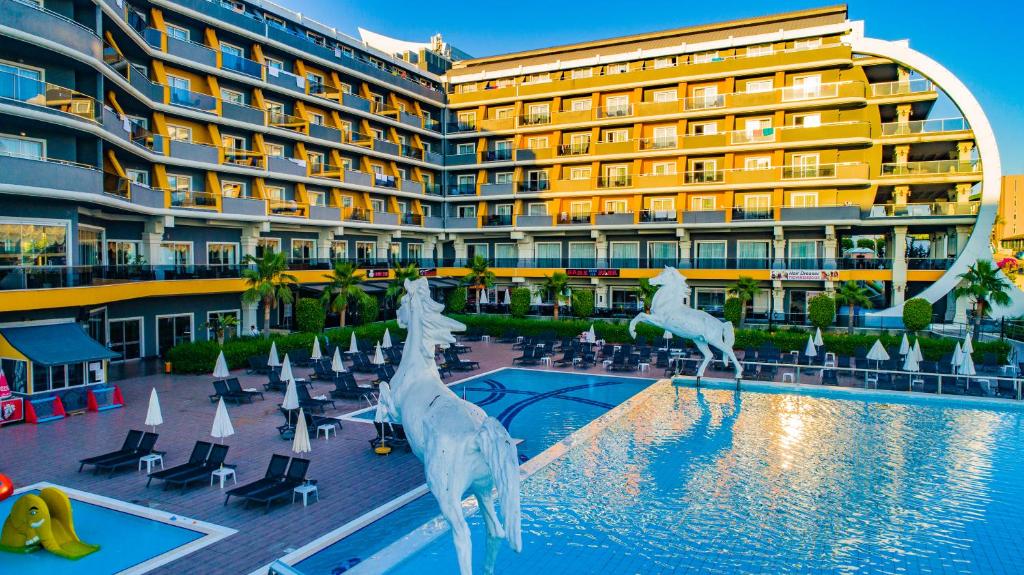 15-استخر-هتل-5-ستاره-سنزا-د-این-ریزورت-آنتالیا- Senza-The-Inn-Resort-Antalya-Pool.jpg