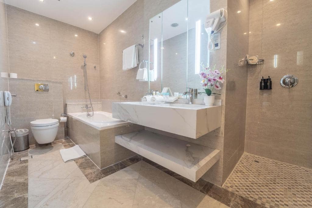 20-سرویس-بهداشتی-هتل4-ستاره-د-لیلا-دبی- The-Leela-Hotel-Bathroom.jpg