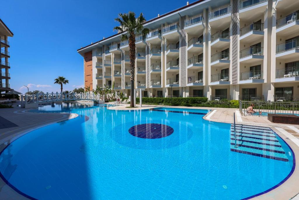 19 پارک هتل 5 ستاره رامادا سوئیت کوش آداسیRamada Hotel & Suites by Wyndham Kusadasi.jpg