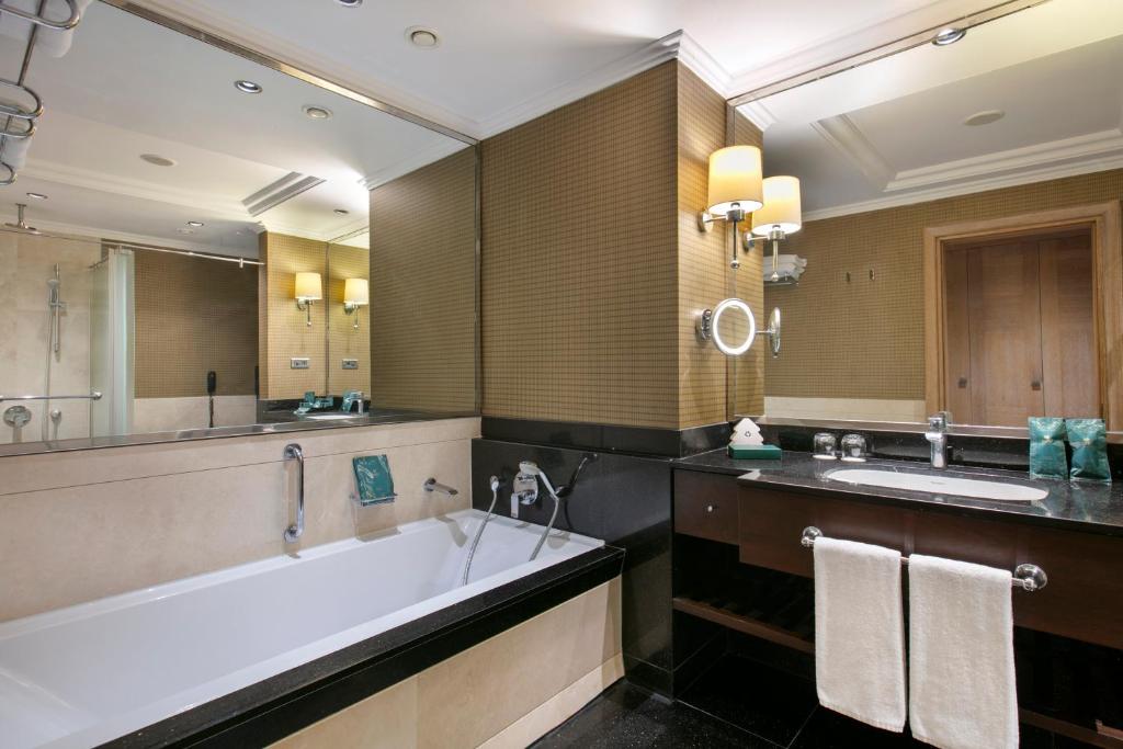 25-سرویس-بهداشتی-هتل-5-ستاره-آمارا-پریمیر-پالاس-آنتالیا- Amara-Premier-Palace-Hotel-Antalya-Bathroom.jpg