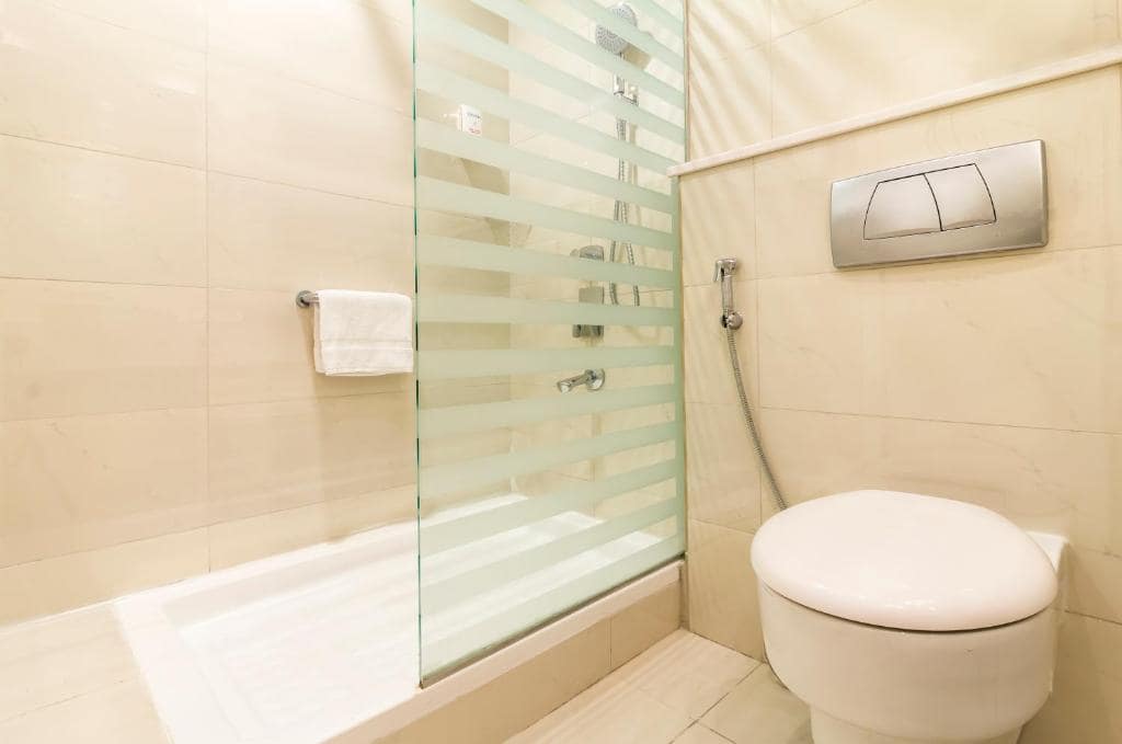 18-سرویس-بهداشتی-هتل-3-ستاره-هتل-سیتی-مکس-البرشا-ات-د-مال-دبی- Citymax-Hotel-Al-Barsha-at-the-Mall-Dubai-Bathroom.jpg