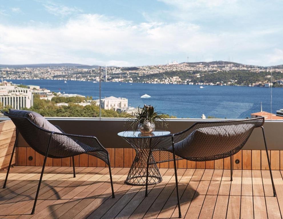 02-بالکن--Gezi-Bosphorus-hotel-هتل-گزی-بسفروس-استانبول-.jpg