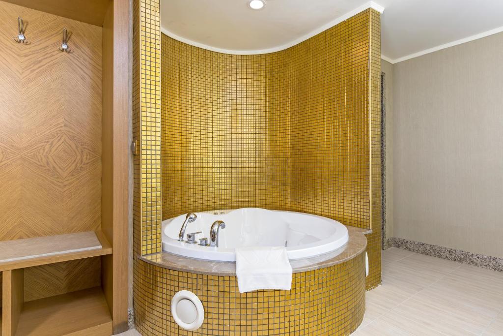 17-سرویس-بهداشتی-هتل-5-ستاره-رویال-تاورز-لارا-آنتالیا Royal-Towers-Lara-Hotel-Antalya-Bathroom-.jpg