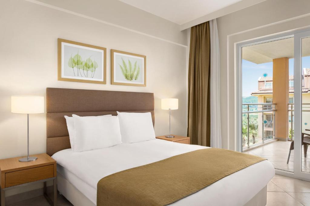 25 اتاق هتل 5 ستاره یونیک رزیدنس گلف اند اسپا کوش آداسی Unique Residence Hotel Golf and Spa Kusadasi.jpg