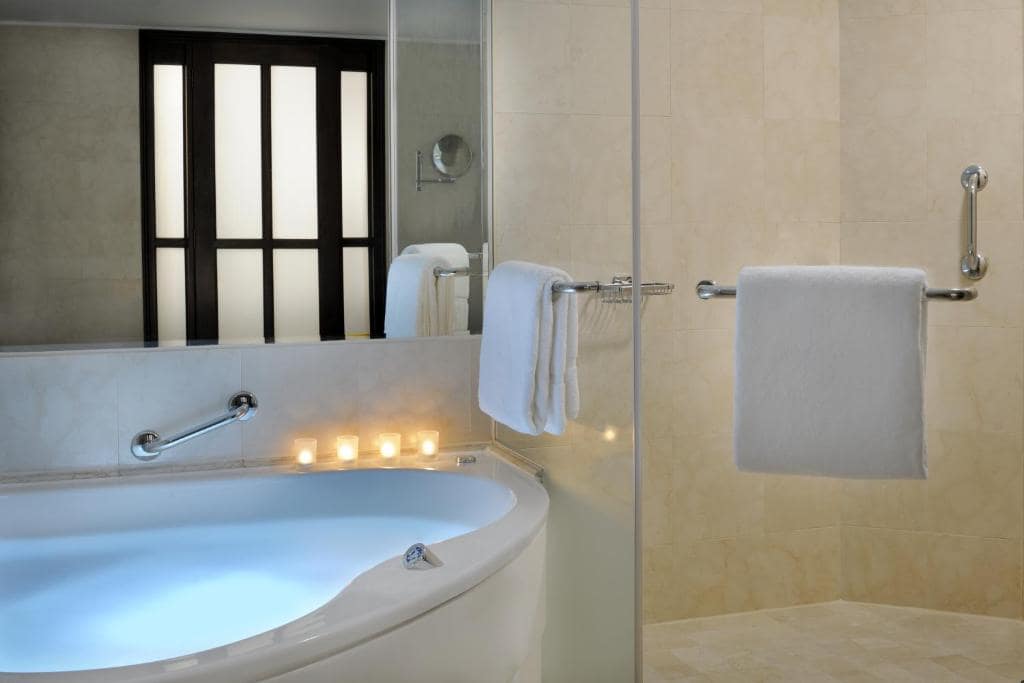 20-سرویس-بهداشتی-هتل-4 ستاره-د-بریستول-این-دبی- The-Bristol-Inn-Hotel-Dubai-Bathroom.jpg