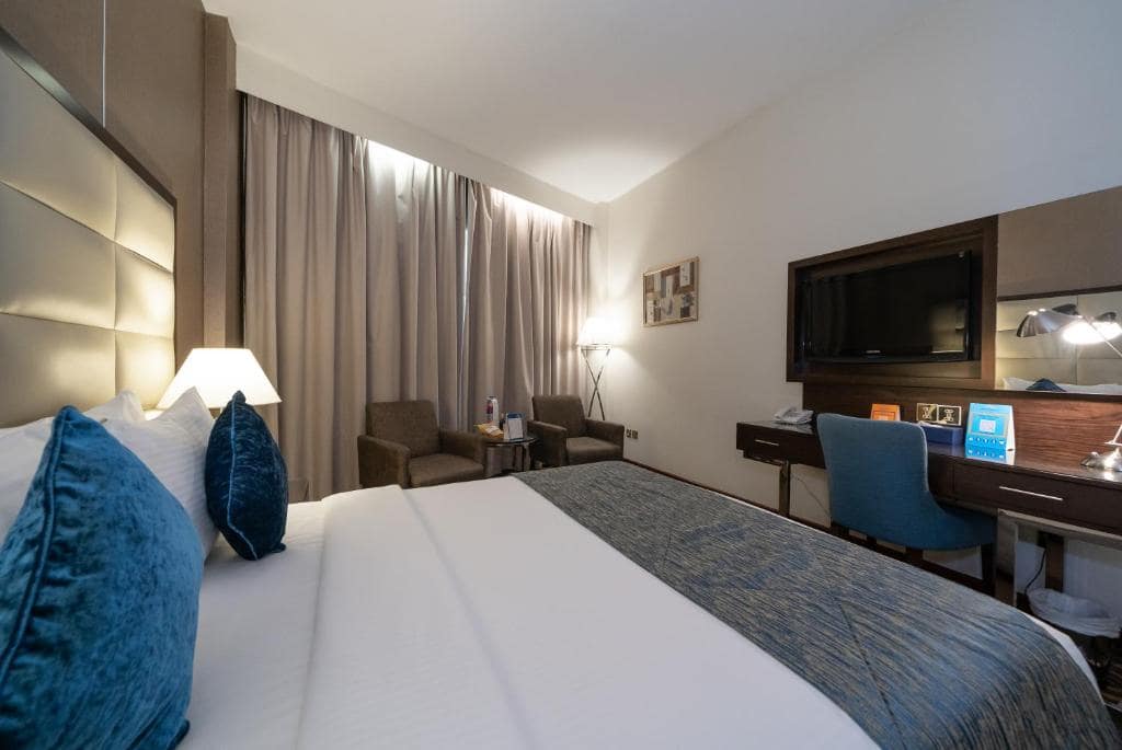 12-اتاق-خواب-هتل-3-ستاره-هاوارد-جانسون-بر-دبی- Howard-Johnson-Bur-Dubai-Bedroom.jpg