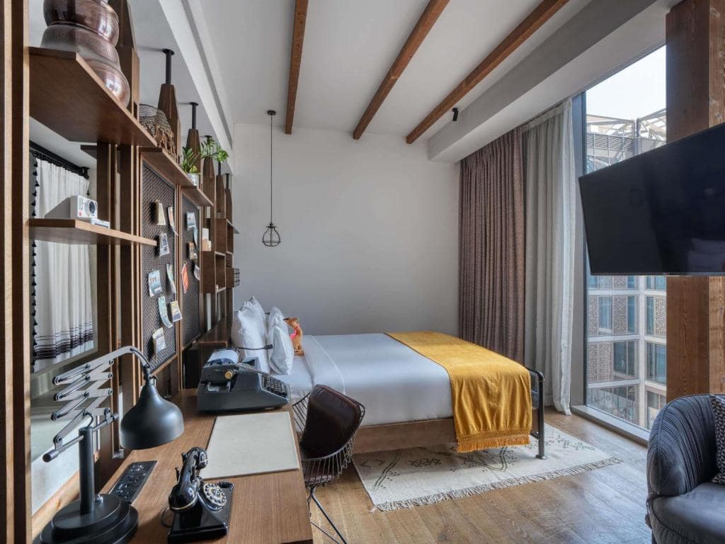28-اتاق-خواب-هتل-5 ستاره-25-ساعت-وان-سنترال-دبی-25Hours-Hotel-Dubai-One-Central-Bedroom.jpg