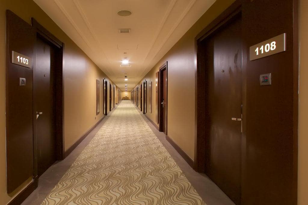 01-نمای-راهرو-هتل-5-ستاره-رامادا-بای-ویندهام-مرتر-استانبول-Hotel-5-setare-Wyndham-Corridor-Istanbul-min.jpg