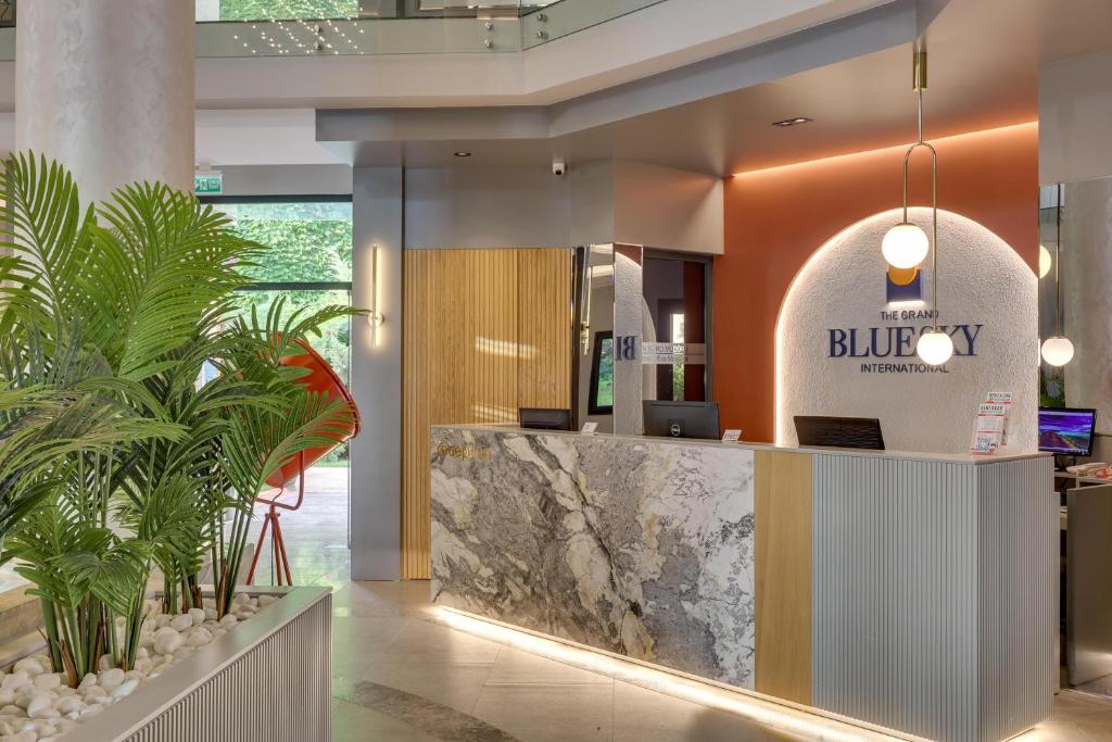12 لابی هتل 4 ستاره گرند بلو اسکای اینترنشنال کوش آداسی The Grand Blue Sky International Kusadasi.jpg