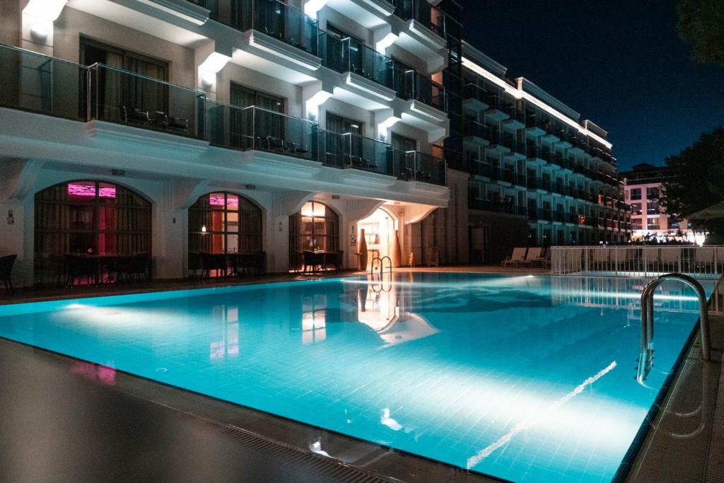 35 استخر هتل 4 ستاره امره بیچ مارماریس Emre Beach Hotel Marmaris.jpg