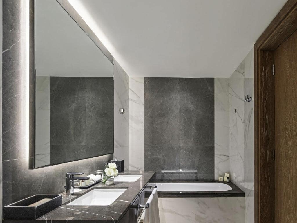 24-سرویس-بهداشتی-هتل-5-ستاره-فیرمونت-عجمان-دبی- Fairmont-Ajman-Dubai-Bathroom.jpg