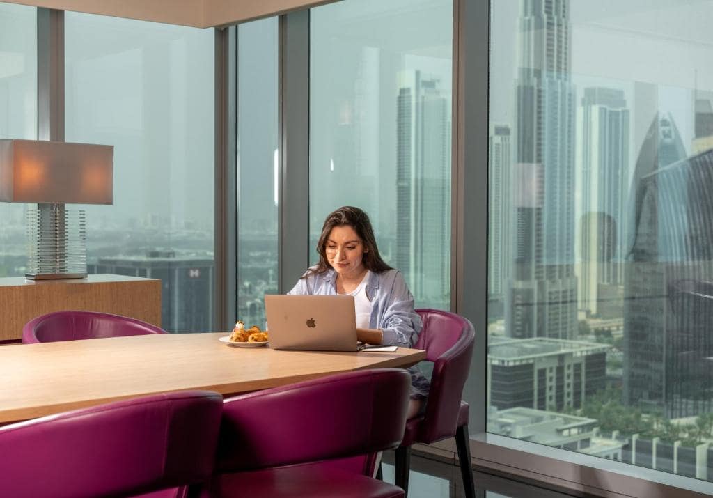 31-اتاق-خواب-هتل-5-ستاره-سوفیتل-داون-تاون-دبی-Sofitel-Dubai-Down-Town-View-Bedroom.jpg