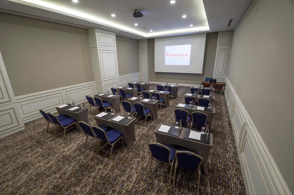 02-نمای-اتاق-جلسات-هتل-5-ستاره-رامادا-بای-ویندهام-مرتر-استانبول-Dar-Hall-Hotel-5-setare-Wyndham-Meeting--Istanbul-min.jpg