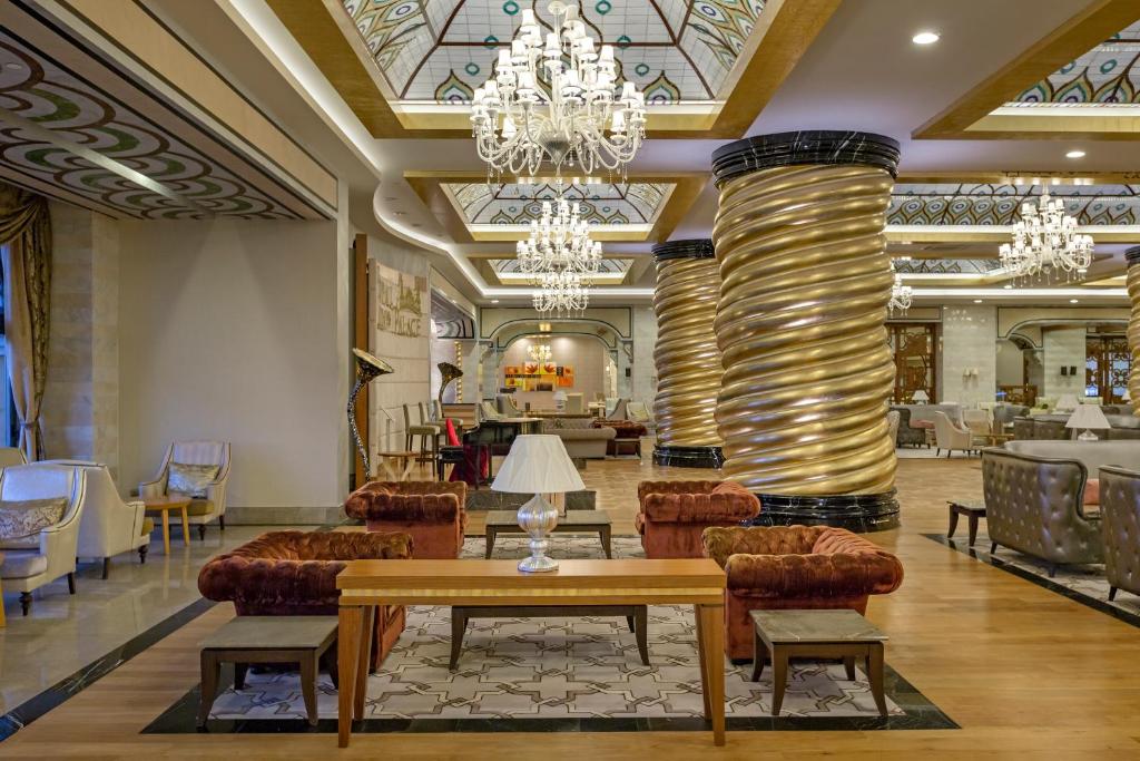 37-محوطه-هتل-5-ستاره-رویال-تاورز-لارا-آنتالیا Royal-Towers-Lara-Hotel-Antalya-Grounds-.jpg