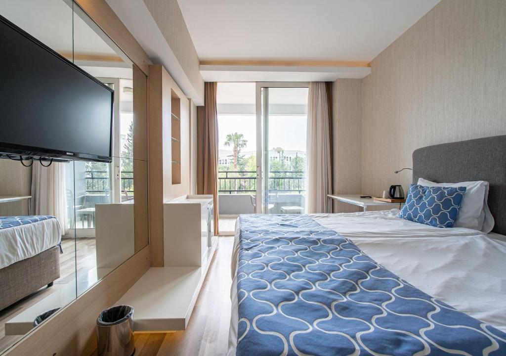 05-اتاق-هتل-5-ستاره-لوکسیا-کامفورت-ریزورت-کمر- Loxia-Comfort-Resort-Kemer-Hotel-Room.jpg