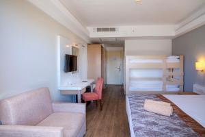 06-اتاق-هتل-4-ستاره-فور-ریزورت-اند-اسپا-آنتالیا- Fore-Resort-&-Spa-Hotel-Antalya-Room.jpg