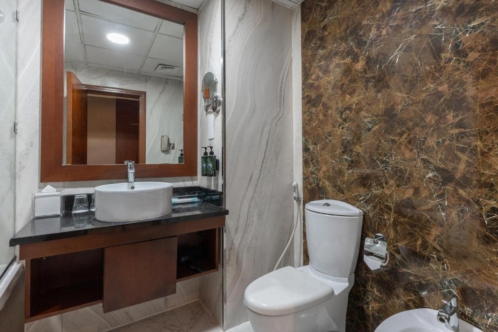 31-سرویس-بهداشتی-هتل-3-ستاره-هاوارد-جانسون-بر-دبی- Howard-Johnson-Bur-Dubai-Bathroom.jpg