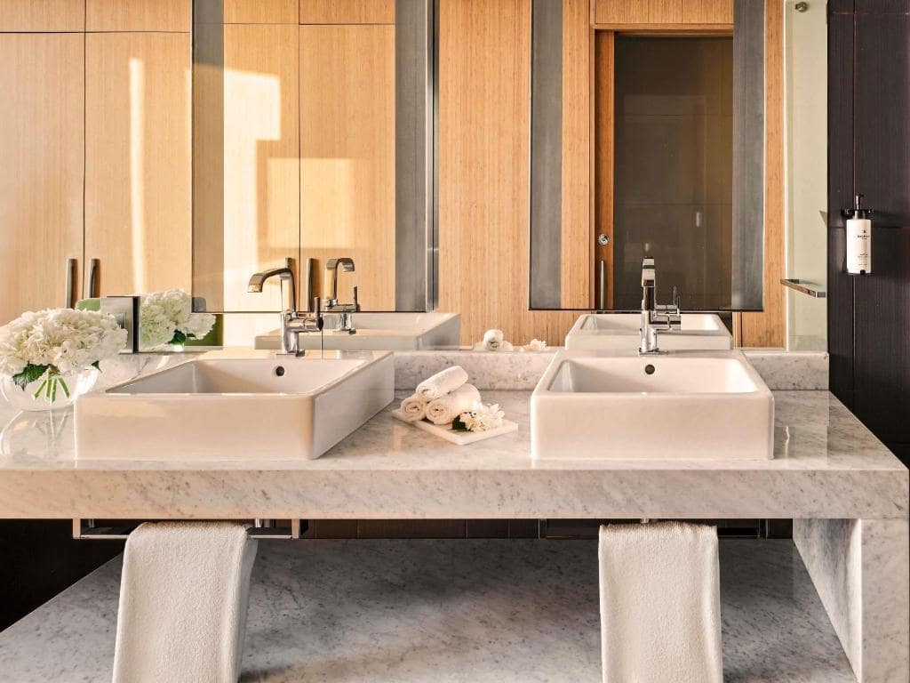 39-سرویس-بهداشتی-هتل-5-ستاره-سوفیتل-داون-تاون-دبی-Sofitel-Dubai-Down-Town-View-Bathroom.jpg
