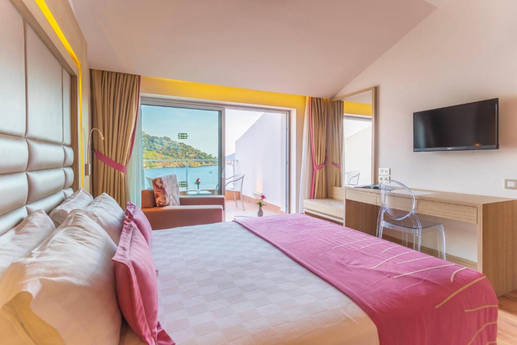 24 اتاق هتل 5 ستاره اورکا لوتوس بیچ مارماریس Orka Lotus Beach Marmaris.jpg