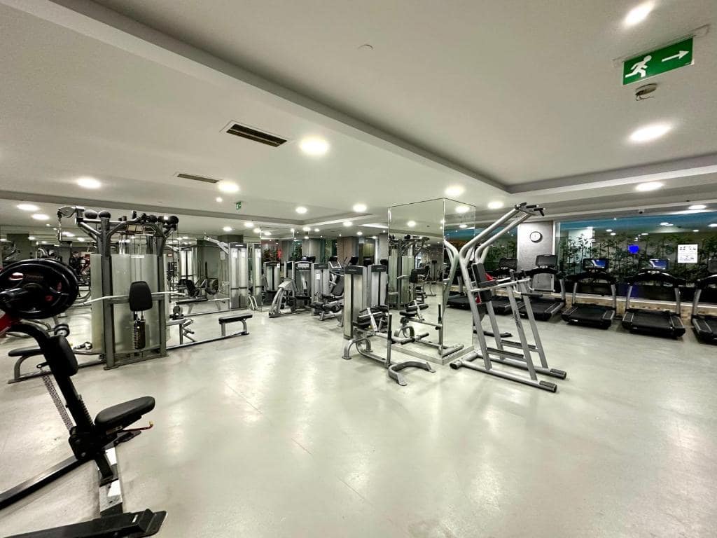 02-نمای-سالن-ورزش-هتل-5-ستاره-رامادا-بای-ویندهام-مرتر-استانبول-Gym-Hotel-5-setare-Wyndham-Merter-Istanbul-min.jpg